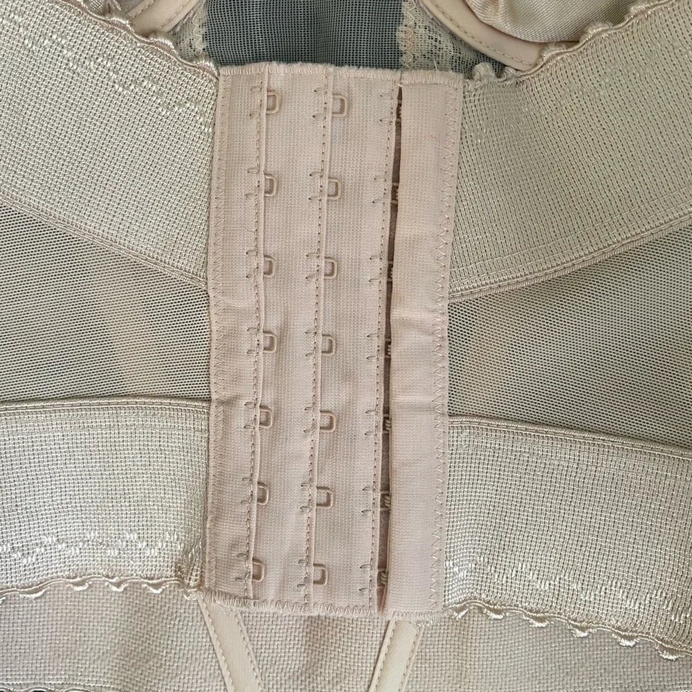 VTG Frederick's of Hollywood Lace Bustier in Cream - Picture 4 of 6